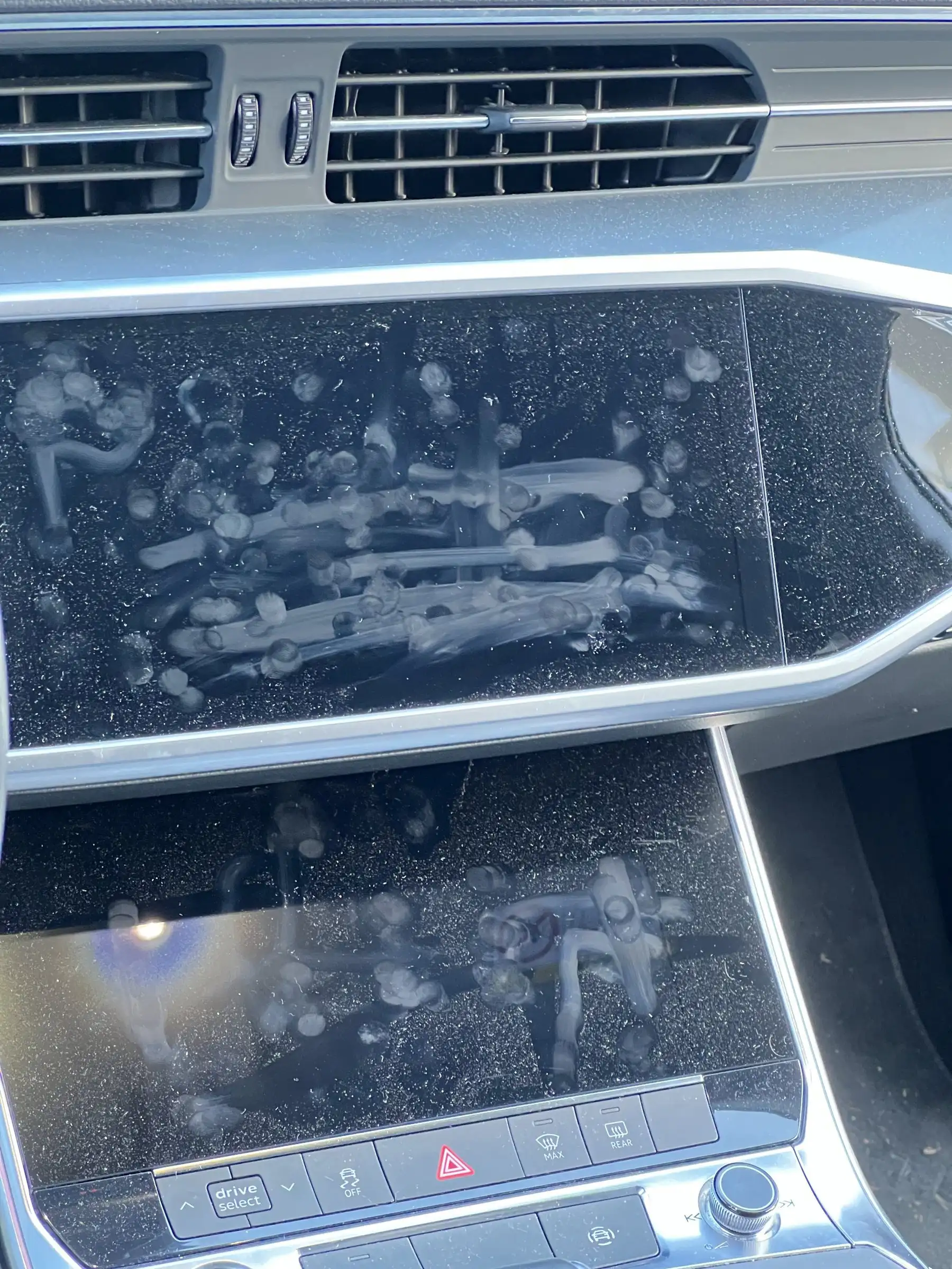 Audi A6 — konsola środkowa przed detailingiem
