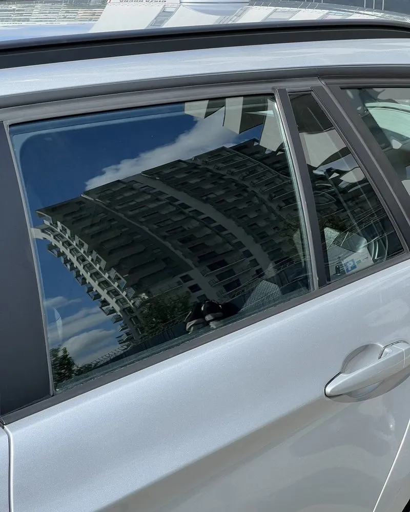 Nieskazitelnie czysta szyba i lakier auta po detailingu R&O