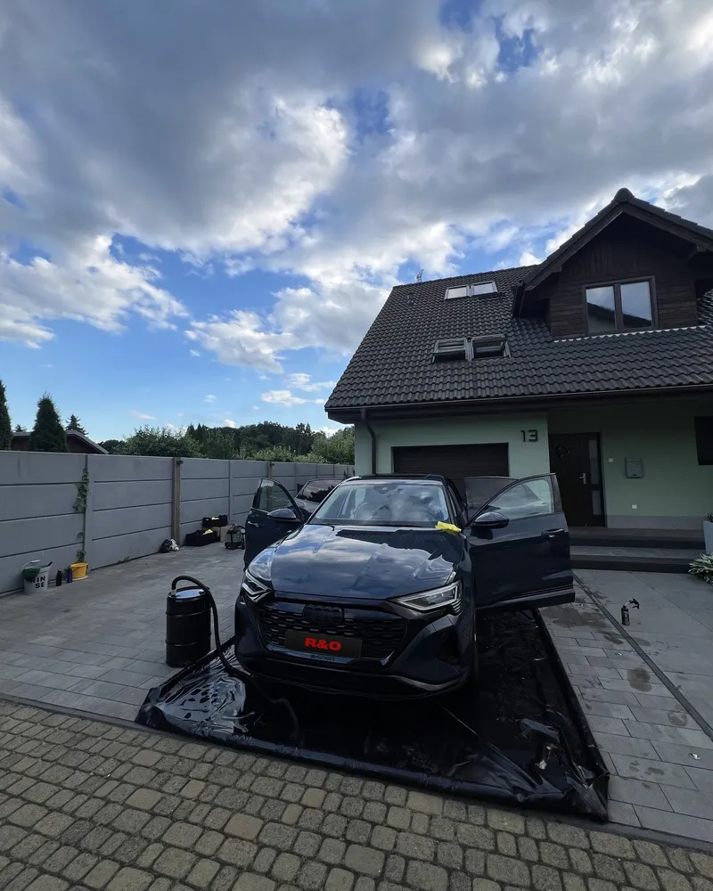 Mobilny detailing Audi e-tron na macie ochronnej przed domem klienta