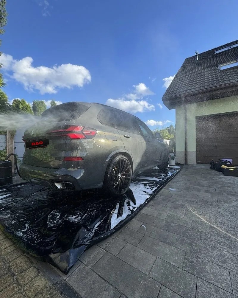 Spłukiwanie BMW X5 wodą podczas mycia z dojazdem do klienta