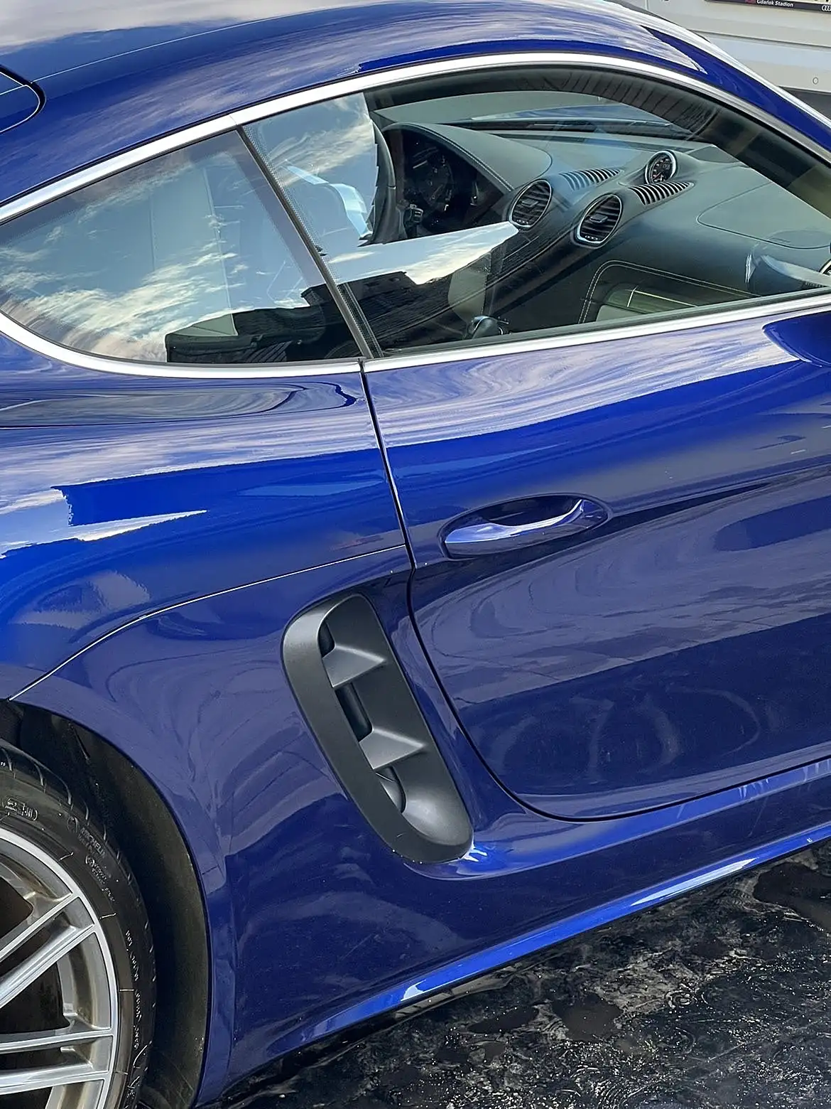 Porsche 718 Cayman — bok auta po detailingu R&O Mobile Detailing