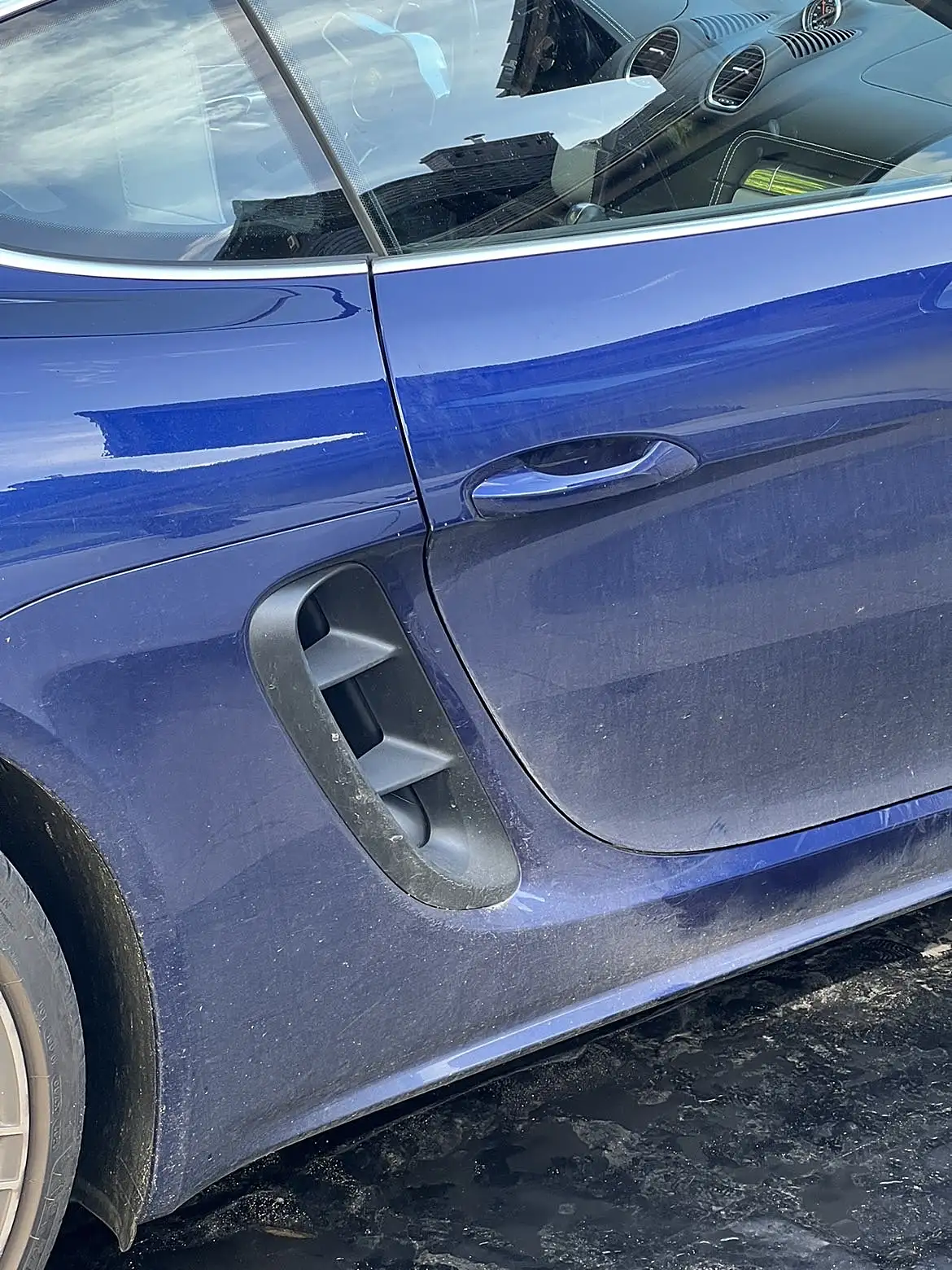 Porsche 718 Cayman — bok auta przed detailingiem
