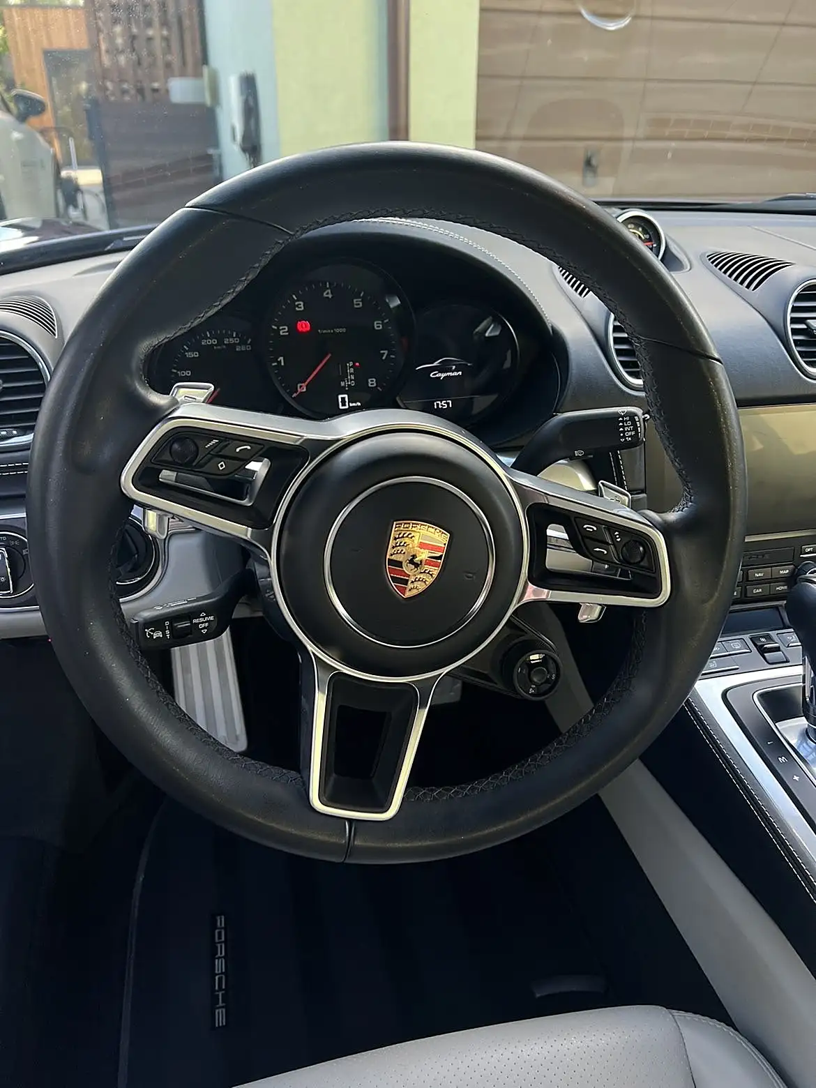 Porsche 718 Cayman — kierownica po detailingu R&O Mobile Detailing