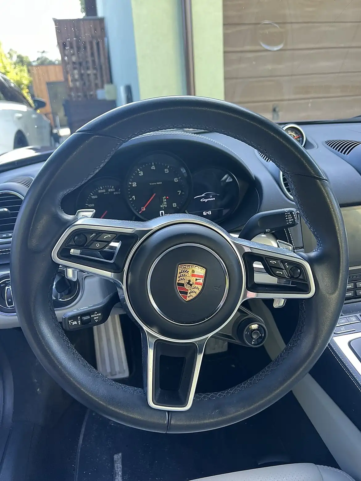 Porsche 718 Cayman — kierownica przed detailingiem