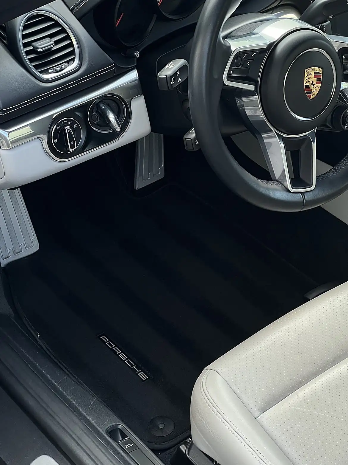 Porsche 718 Cayman — wnętrze po detailingu R&O Mobile Detailing