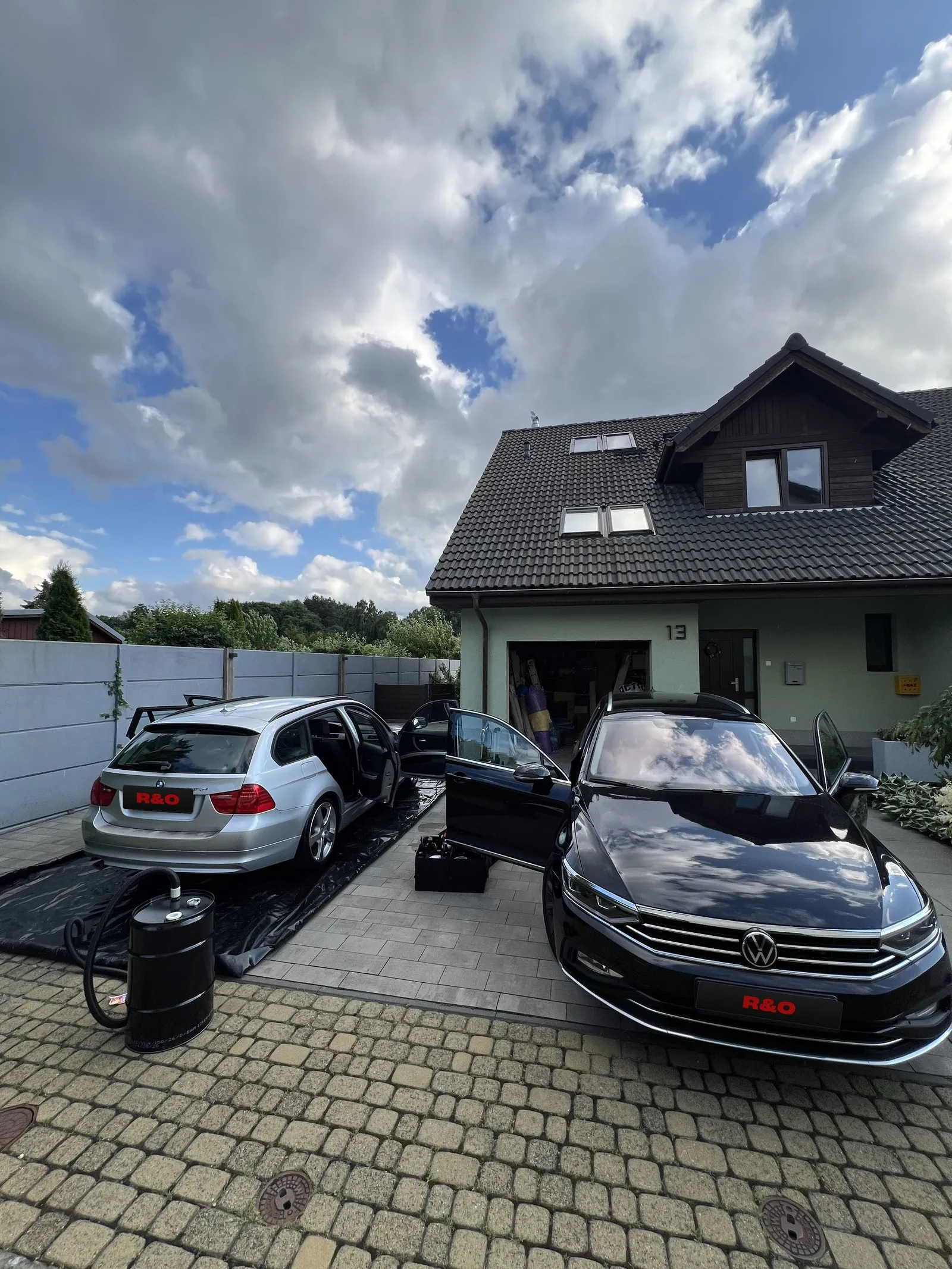 Dwa auta w trakcie mycia na podjeździe domu klienta — realizacja R&O Mobile Detailing