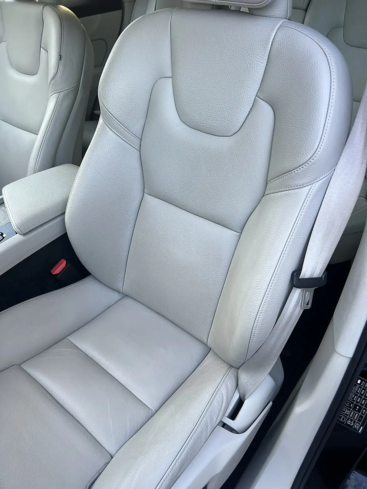 Volvo XC60 — fotel przed detailingiem
