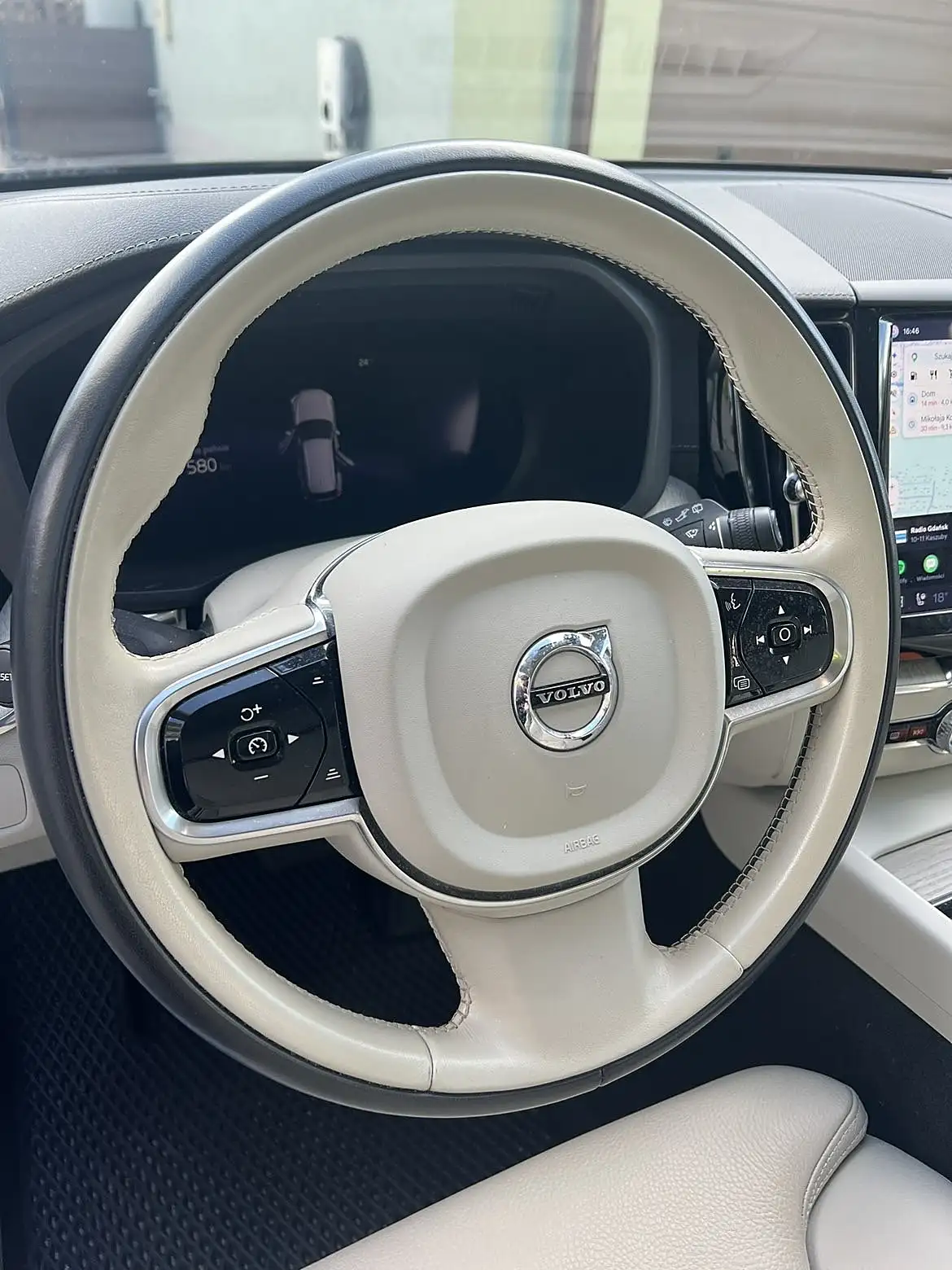 Volvo XC60 — kierownica po detailingu R&O Mobile Detailing
