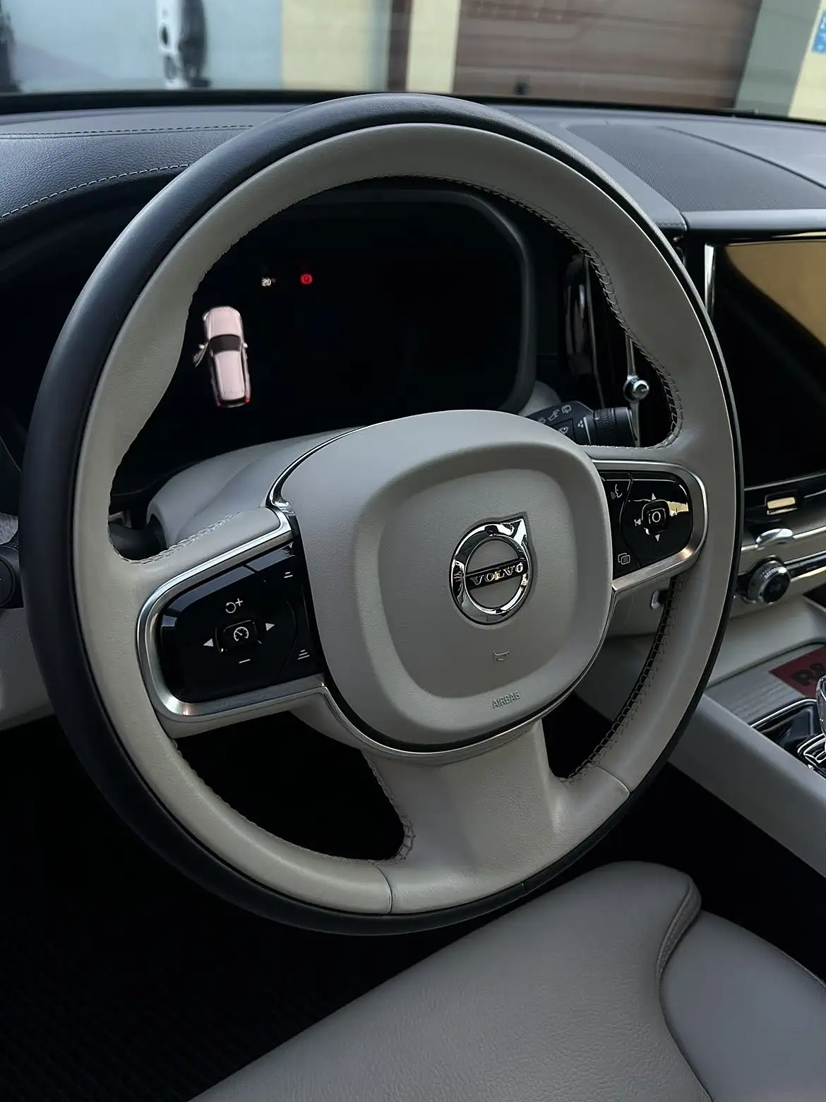 Volvo XC60 — kierownica przed detailingiem