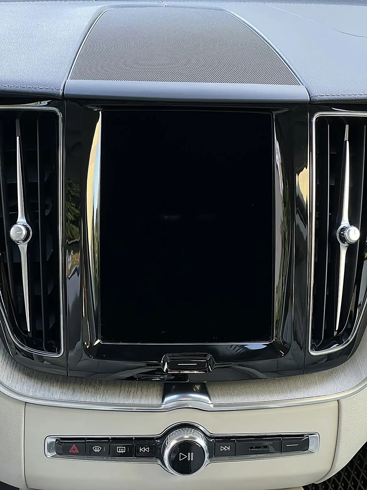 Volvo XC60 — kokpit po detailingu R&O Mobile Detailing