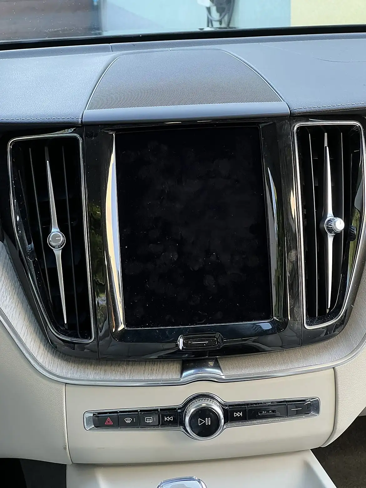 Volvo XC60 — kokpit przed detailingiem