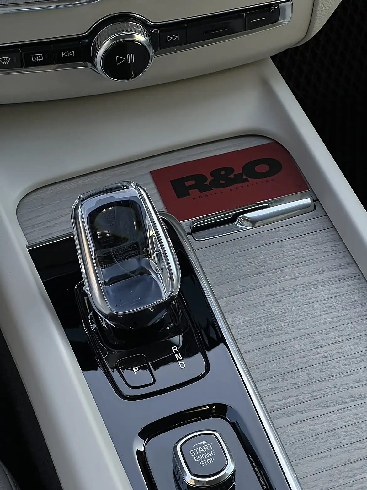 Volvo XC60 — konsola środkowa po detailingu R&O Mobile Detailing