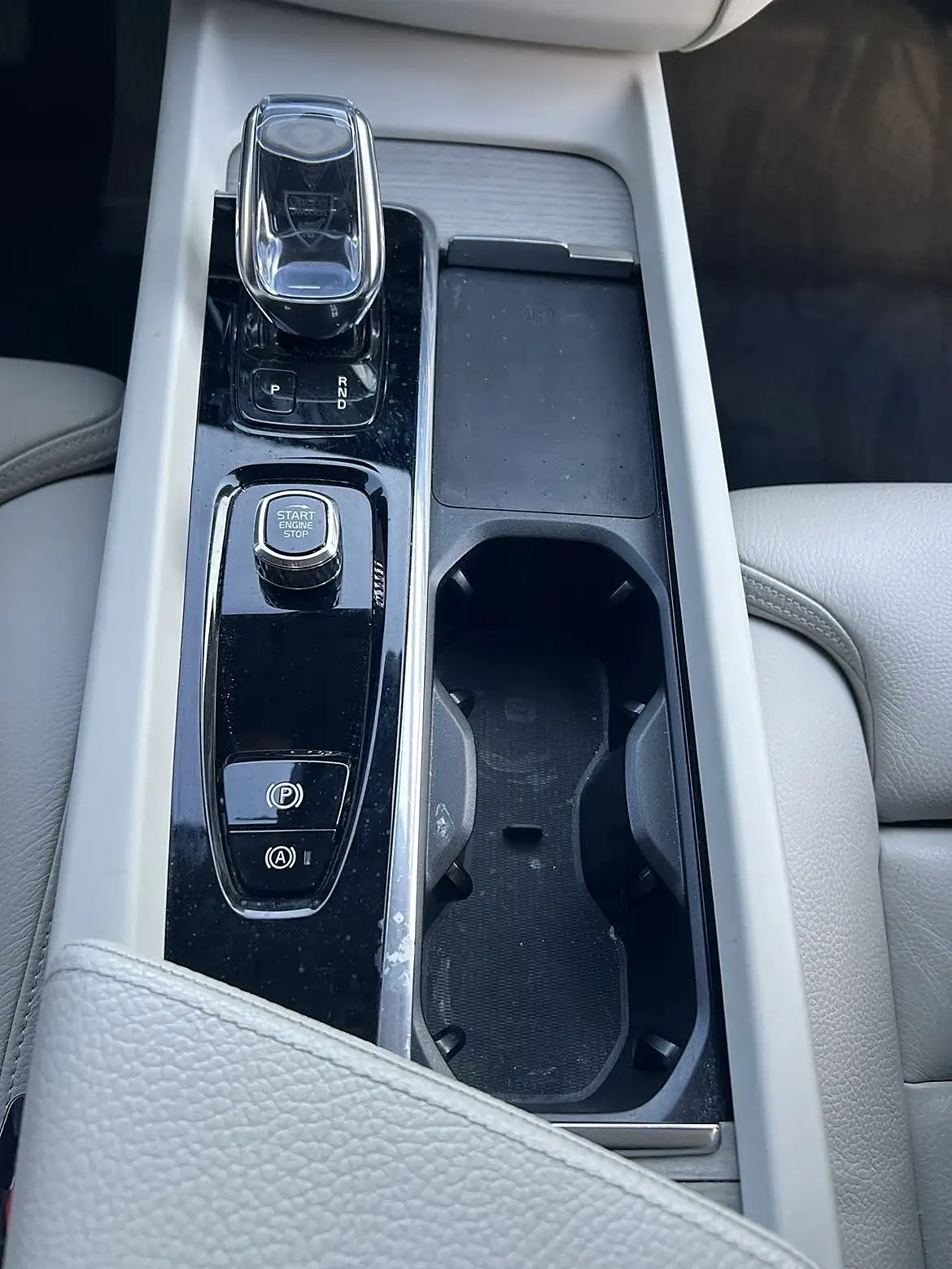 Volvo XC60 — konsola środkowa przed detailingiem