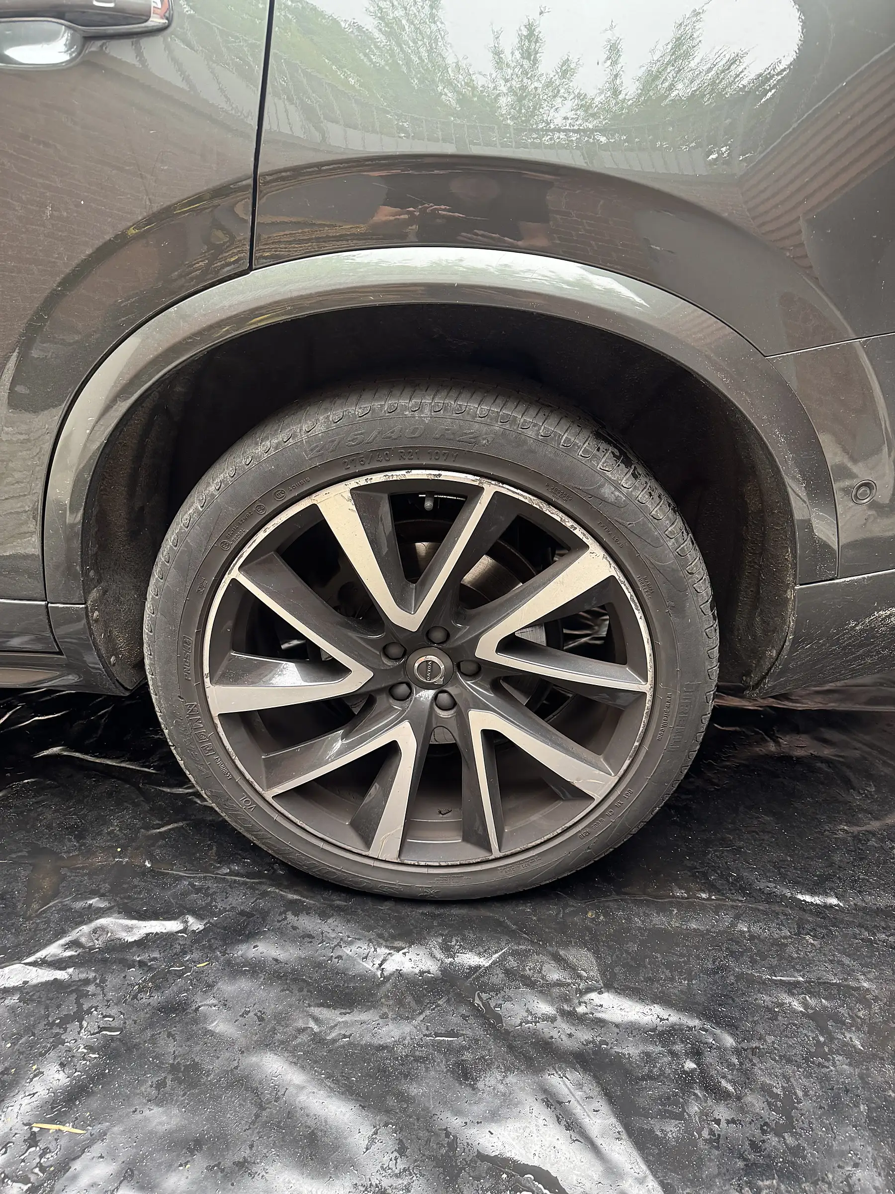 Volvo XC90 — felgi przed detailingiem