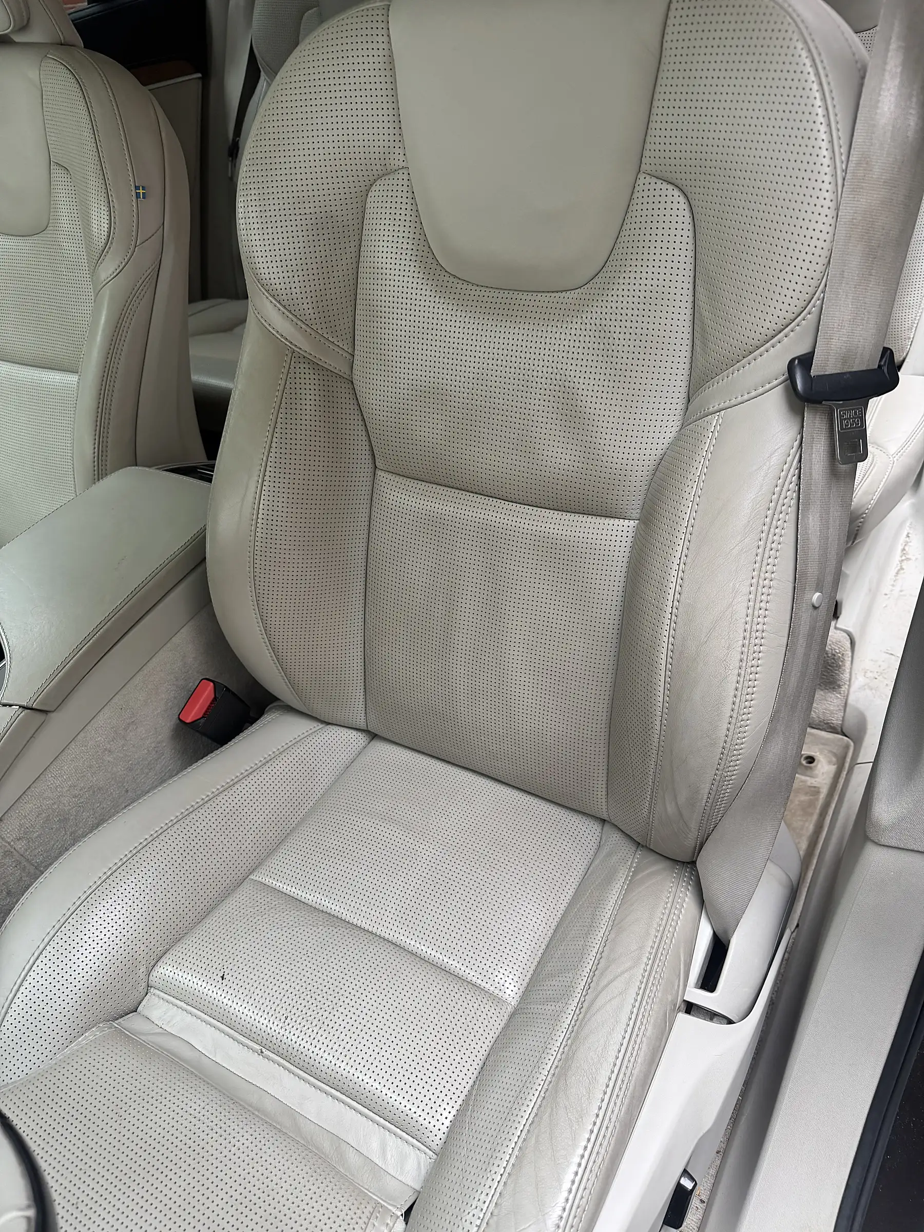 Volvo XC90 — fotel przed detailingiem