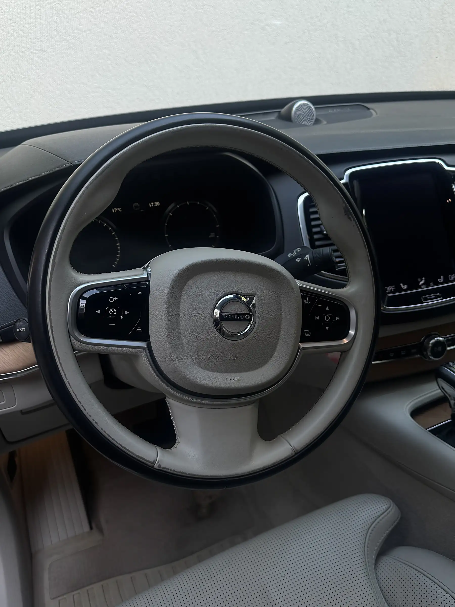 Volvo XC90 — kierownica po detailingu R&O Mobile Detailing