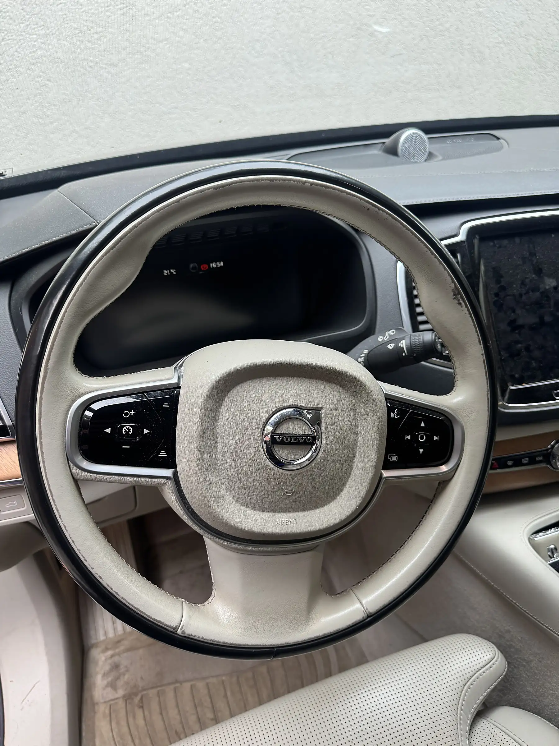 Volvo XC90 — kierownica przed detailingiem