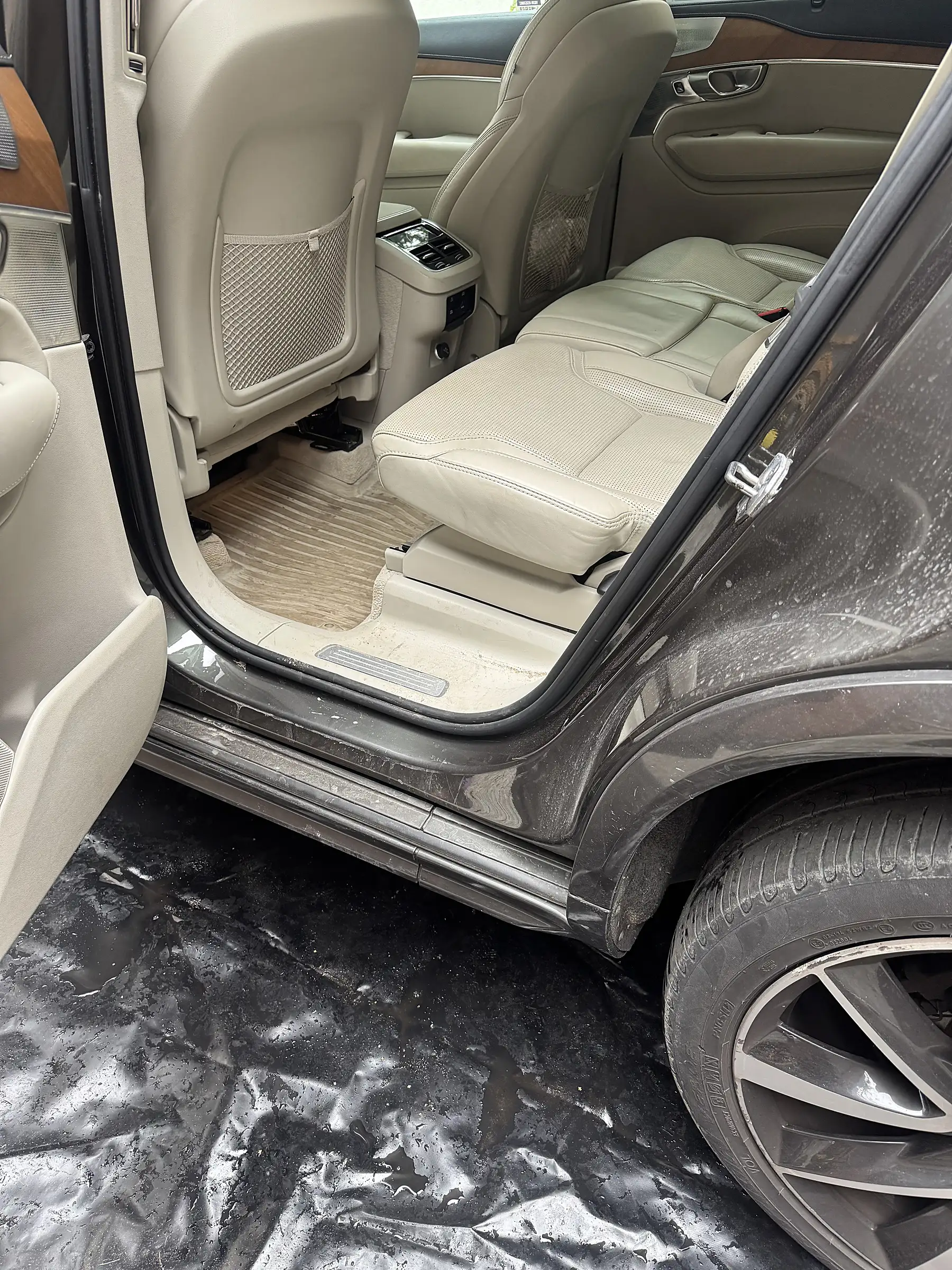Volvo XC90 — wnętrze przed detailingiem