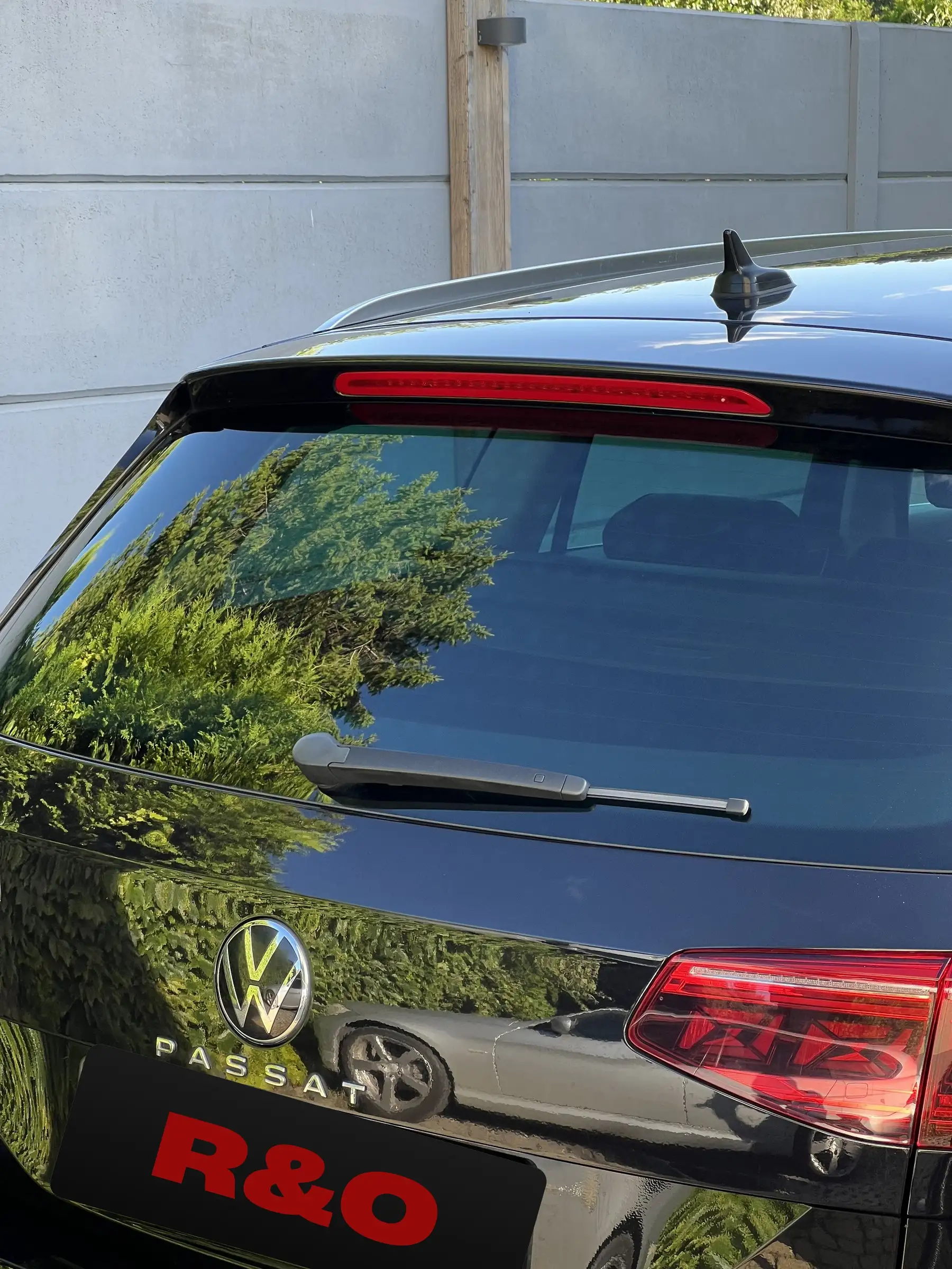 Volkswagen Passat — tył auta po detailingu R&O Mobile Detailing